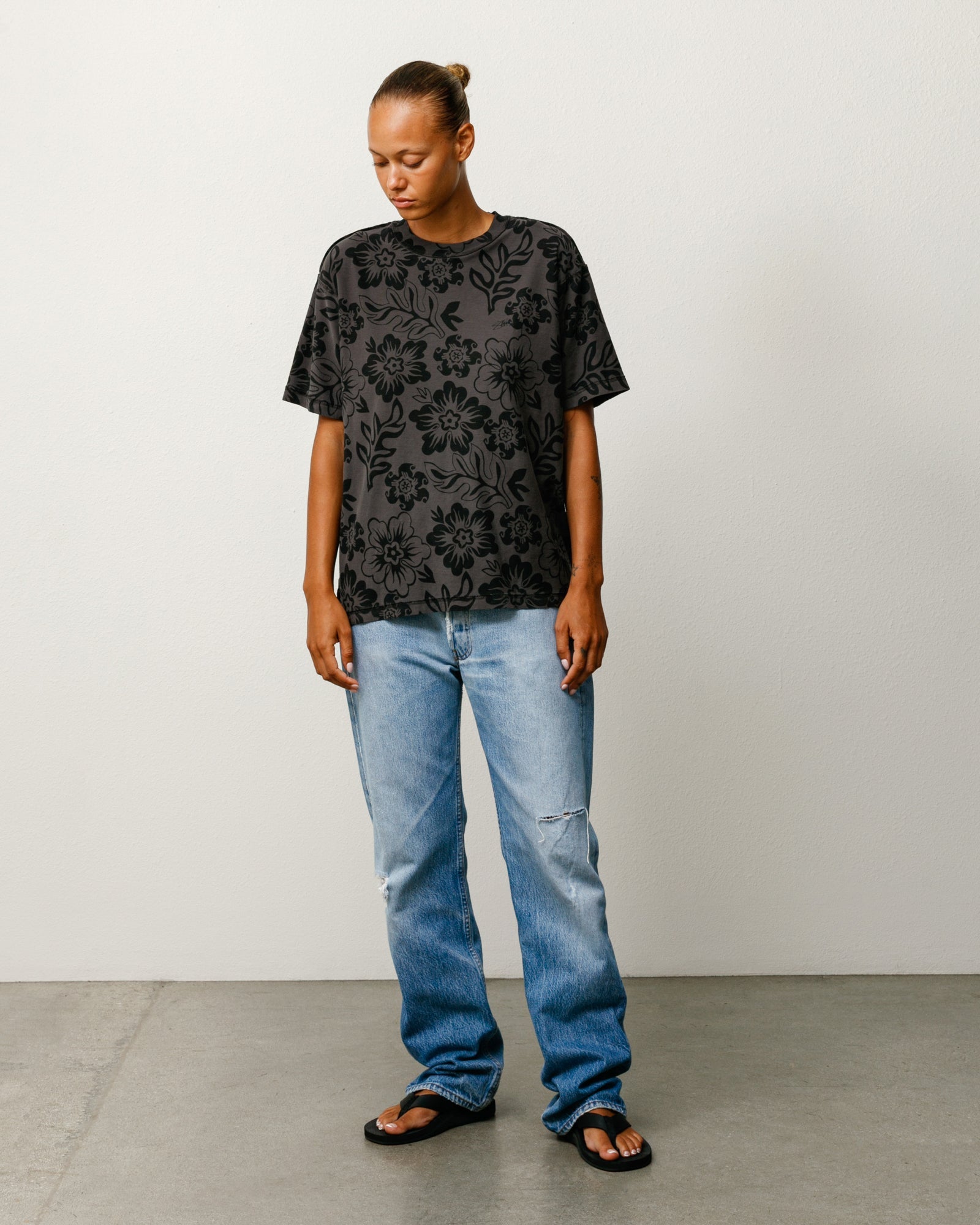 LAZY FLORAL TEE - Vintage Black