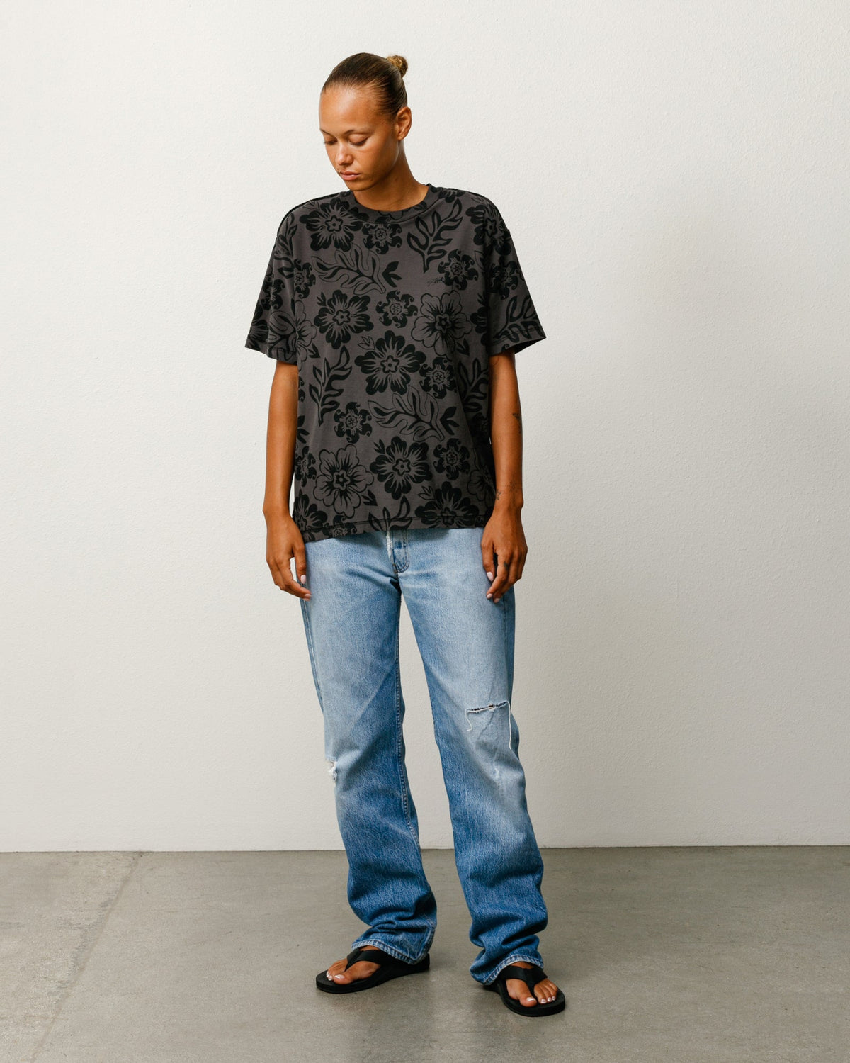 LAZY FLORAL TEE - Vintage Black